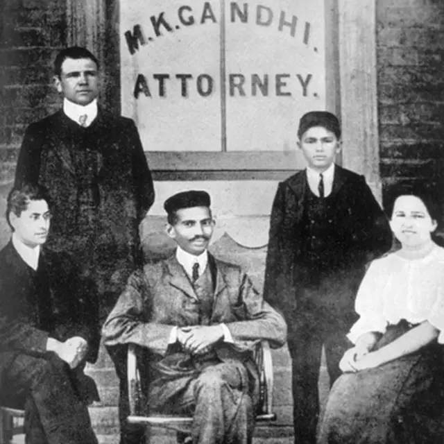 జోహెన్నస్బర్గ్లో తన సహచరులతో న్యాయవాది గాంధీ