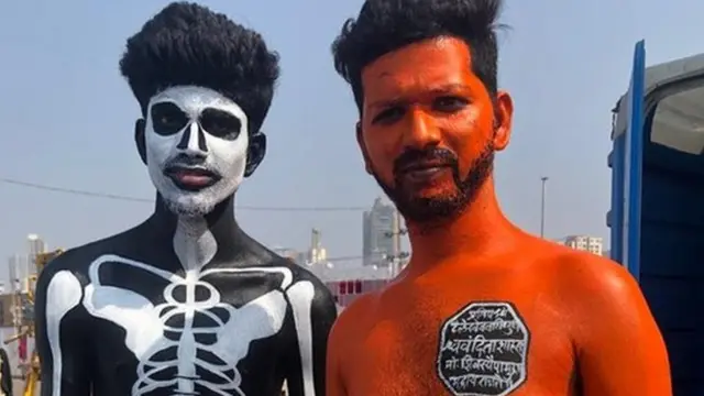 मोर्चास्थळी मनसेचे कार्यकर्ते जमा झाले आहेत.