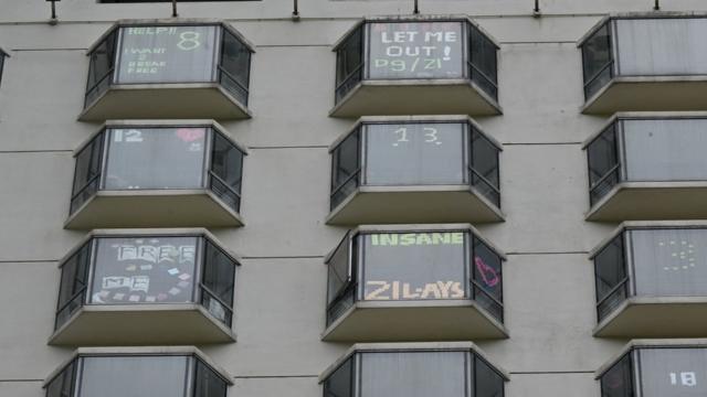 香港某隔離檢疫酒店旅客在窗戶上貼上各式抱怨字句（26/9/2021）