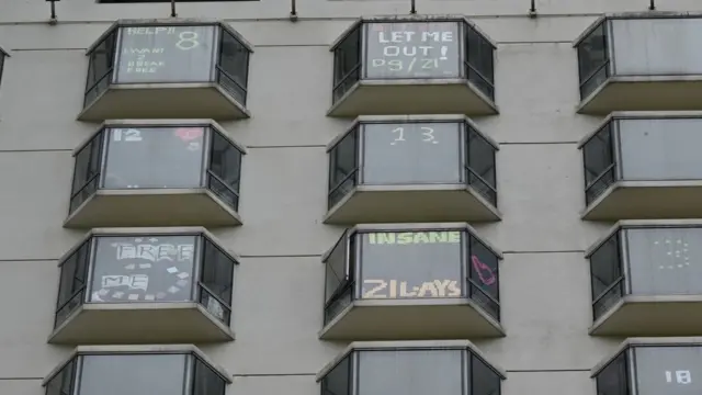 香港某隔离检疫酒店旅客在窗户上贴上各式抱怨字句（26/9/2021）