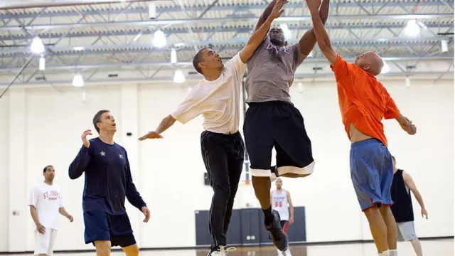 Barack Obama jugando basquetbol en Washington el 16 de mayo de 2010.