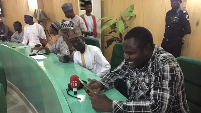 Tun da safiyar juma'ar yau ne 'yan jarida da kungiyoyin al'umma da kuma 'yan kallo suka hallara a harabar majalisar, ana dakon zuwan gwamnan