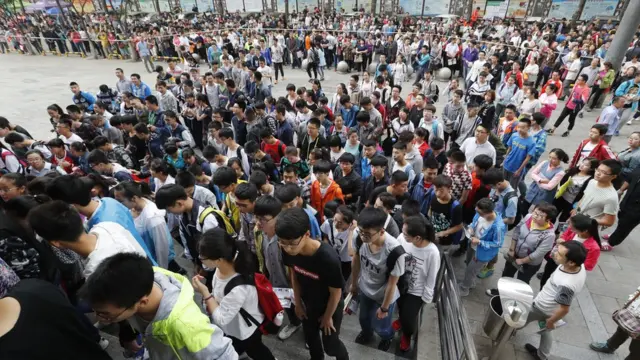 Estudiantes a punto de tomar el examen final de admisión a la universidad en Taiyuan.