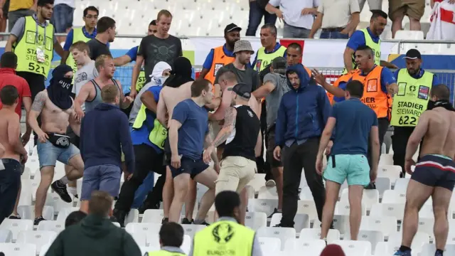 Choques de aficionados en partido entre Inglaterra y Rusia