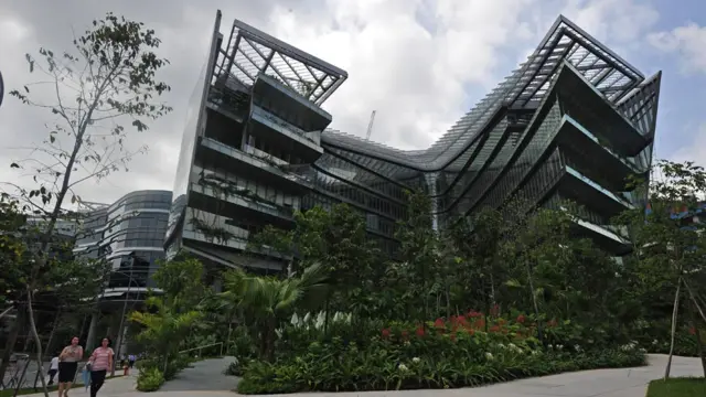 مبنى "ساند كرولر" لشركة سينمائية أسسها لوكاس في سنغافورة