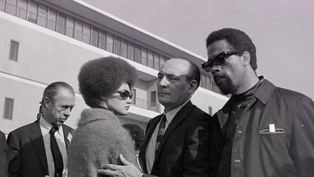 إلدريدج كليفر وزوجته كاثلين خلال محاكمتهما عام 1968