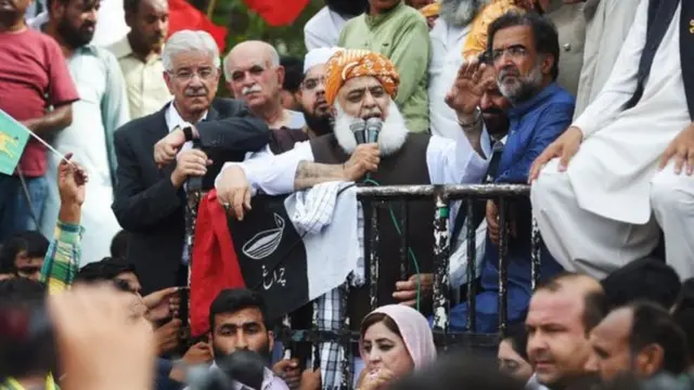 د مولانا فضل الرحمان په وینا د سنا ټاکنو کې د یوسف رضا له بریالیتوب سره پر لومړي وزیر عمران خان بې باوري څرګنده شوه.