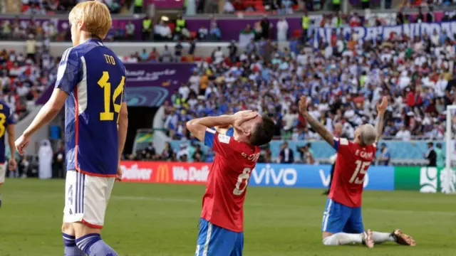 لاعبو كوستاريكا يحتلفون بالفوز على اليابان 1-