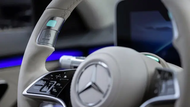 سیستم خودران با فشار دادن دکمه‌ای روی فرمان فعال می‌شود