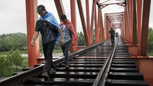 रेलवे पुल पैदल पार करते हुए लोग