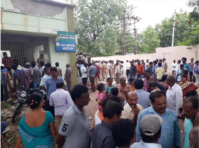 మార్చురీ వద్ద మృతుల బంధువులు