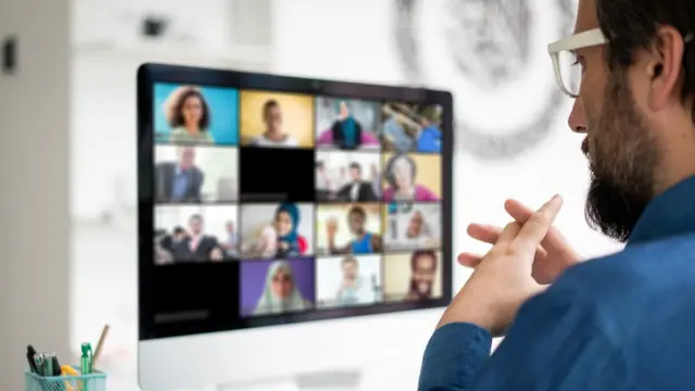 Homemrodadas grátis na betano hojefrente a uma tela do zoom