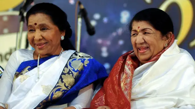 Mangeshkar iyo walaasheed Asha Bhosie oo iyadana ah fannaad caan ah