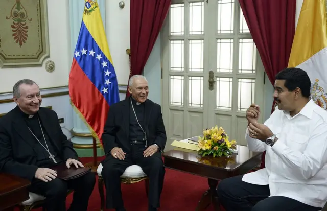 El presidente de Venezuela, Nicolás Maduro (derecha), habla con el representante del Vaticano en el país, Pietro Parolin (izquierda) y el presidente de la Conferencia Episcopal diego Padrón durante una reunión en Caracas el 14 de junio de 2013.