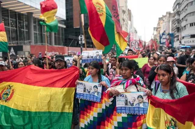 Warga Bolivia dan Argentika di Buenor Aires turun ke jalan untuk mendukung Morales