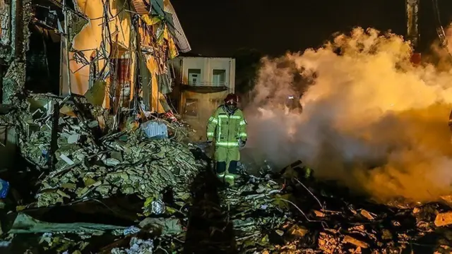 بر اساس آنچه تاکنون به طور رسمی اعلام شده، این حادثه ۱۵ آتش‌نشان و ۱۰ نفر دیگر زیر آوار گرفتار هستند هرچند آمارهای غیررسمی بیش از این است