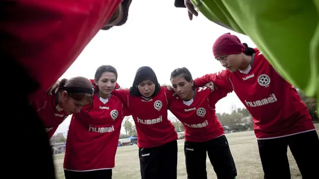 د افغانستان د فوټبال ښځینه ملي لوبډلې تېر کال پاموړ لاسته راوړنه لرله. دغې لوبډلې د سوېلي اسیا هېوادونو په ښځینه لوبو کې لومړی ځل په ۲۰۱۰ کال ګډون وکړ.