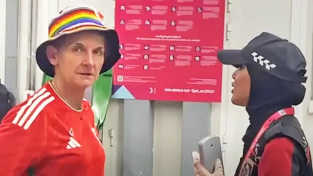 طلبت حارسة أمن من لورا ماكاليستر قائدة فريق كرة القدم في ويلز سابقا أن تخلع قبعة دلو قوس قزح