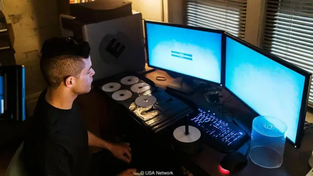 Mr Robot berkisah tentang Elliot, seorang teknisi keamanan siber dan peretas yang terlibat dalam rencana 'hacktivist' untuk menghancurkan sebuah perusahaan raksasa.