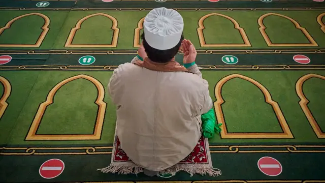 молитва в большой мечети в париже