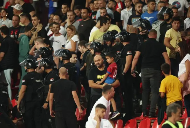 srbija - engleska, incidenti na utakmici srbija - engleska