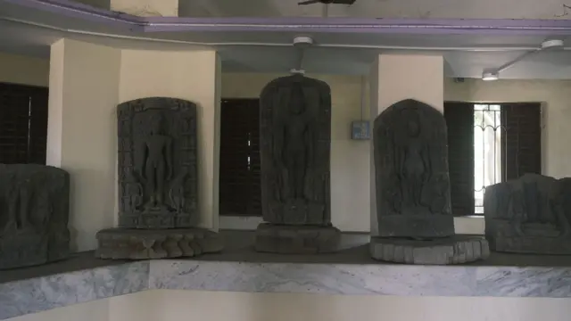 পাকবিড়রা মন্দিরের পিছনে একটি ঘরে সংরক্ষিত জৈন ভাস্কর্য : বাঁদিক থেকে: শান্তিনাথ, ঋষভনাথ ও নেমিনাথ