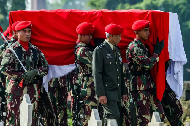 Personel militer Indonesia mengusung peti jenazah anggota TNI yang meninggal di Lebanon dalam misi bersama Pasukan Sementara Perserikatan Bangsa-Bangsa di Lebanon (UNIFIL) di upacara pemakaman di Bandung.