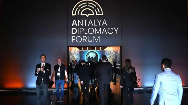 antalya diplomasi forumu logolu sahnede toplanmış insanlar