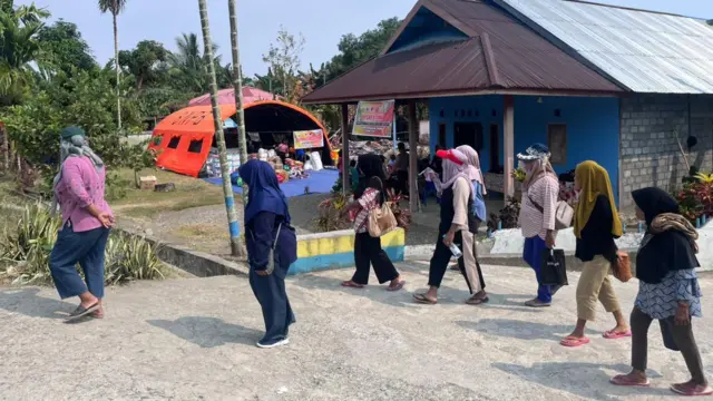 Sejumlah warga Sibenpopo ada yang masih mengungsi di desa tetangga. Sebagian lagi telah pulang dan tinggal sementara di tenda milik pemerintah. 