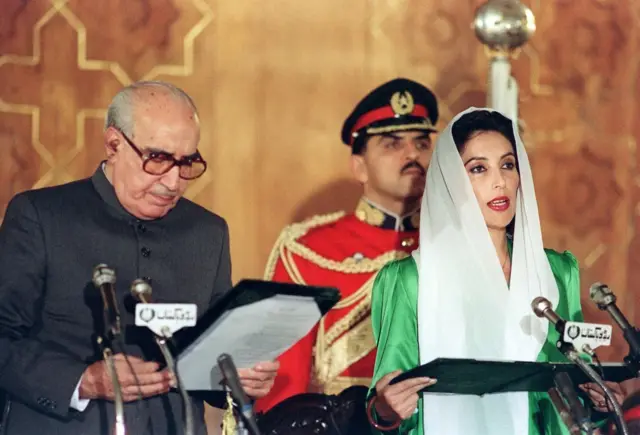 بے نظیر بھٹو نوآبادیاتی دور کے بعد کی مسلم ریاست کی قیادت کرنے والی پہلی خاتون تھیں