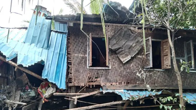 ဒီကနေ့မနက်ပိုင်းမှာ လက်နက်ကြီးတွေနဲ့ ထပ်မံပစ်ခတ်နေပြီး ကျေးရွာအတွင်းကျရောက် ပေါက်ကွဲလို့ နေအိမ်တစ်လုံးပျက်စီး