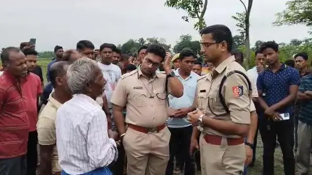 ফুলকাডাবরি গ্রামে নিহত গৌতম বর্মনের পরিবারের সঙ্গে কথা বলছেন পুলিশ কর্মকর্তারা