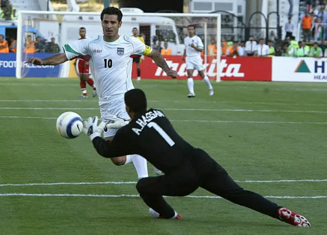 علی دایی و دروازه‌بان بحرین در بازی‌های مقدماتی جام جهانی ۲۰۰۶ در ورزشگاه آزادی