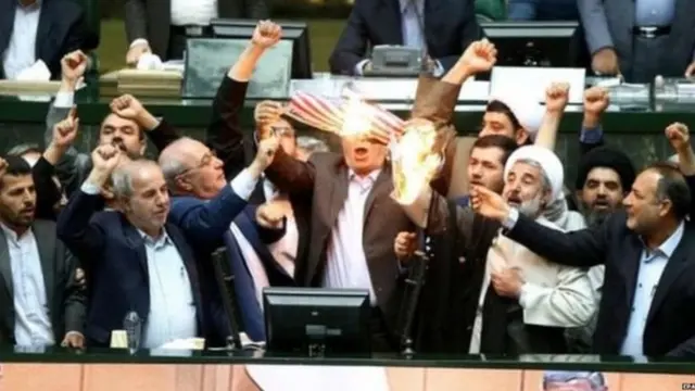 ਇਰਾਨ ਦੀ ਸੰਸਦ ਵਿਚ ਪਰਮਾਣੂ ਸਮਝੌਤੇ ਦੀ ਇਕ ਕਾਪੀ ਸਾੜੀ ਗਈ।