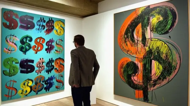 ظاهرا اندی وارهول، هنرمند آمریکایی، راجع به این اثرش گفته بود که "پول آمریکایی خیلی خوب طراحی شده است، من واقعا آن را بیش از هر پول دیگری دوست دارم"