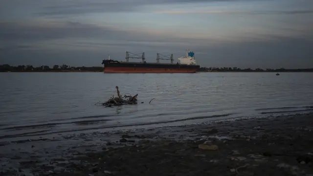 Un barco que carga granos en Rosario