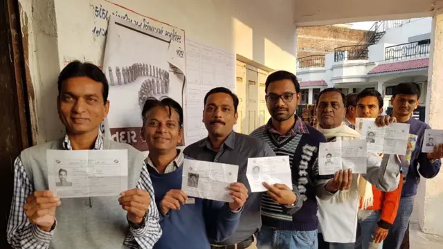 મતદાન કરવા ઊભેલા લોકો