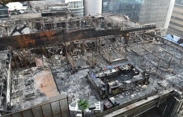 મુંબઈમાં મોજોંસ, વેન-અબાઉવ અને લંડન ટેક્સી રેસ્ટોરાં-બાર-પબ-લાઉન્જ ખાતે થયેલી આગની દુર્ઘટનામાં દસ ગુજરાતીઓ માર્યા ગયાના અહેવાલો છે