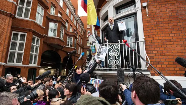 Asanžove pristalice okupljale su se ispred ambasade