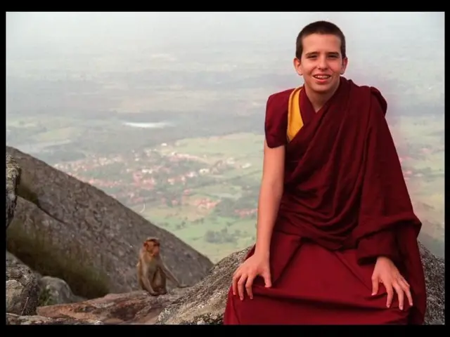 Као тинејџер, Осел је схватио да живот у манастиру није оно што жели