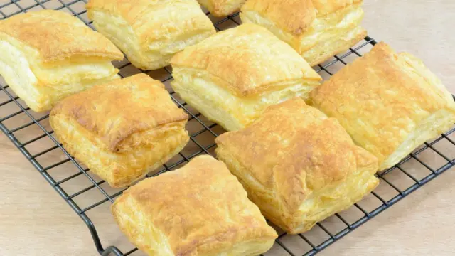 Квадраты из слоеного теста.