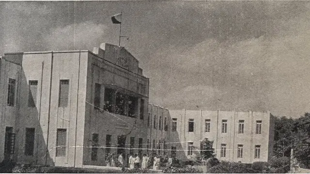 વિઠ્ઠલભાઈ પટેલ મહાવિદ્યાલયનું મકાન. તસવીરસૌજન્યઃ કર્મયોગી ભાઈકાકા, લેખકઃ અસ્મિતા ભલાણી