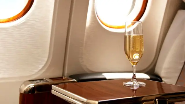 Алкоголь приводит к обезвоживанию, и в самолете его воздействие усиливается