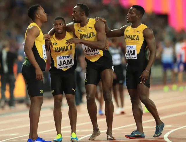 Usain Bolt apoyado por sus amigos