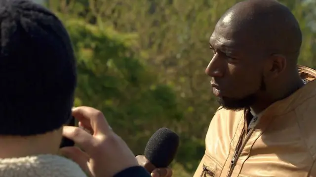 Traore Adama, français descendant d'immigrés vivant en banlieue, projette de se présenter à la présidentielle en France dans 10 ans.