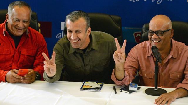 Diosdado Cabello, Tareck El Aissami e Jorge Rodríguez celebram resultado das eleições
