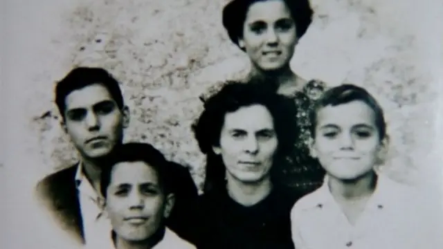 Foto da família Castiglia: a mãe Elena cercada dos quatro filhos, três homens e uma mulher; Libero é o menino mais velho, à esquerda
