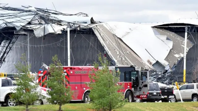 Colapso del techo de una bodega de Amazon en Edwardsville