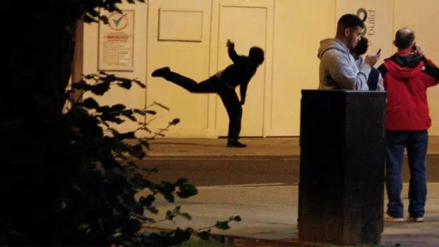 ناآرامیها علاوه شورشیها، تماشاچیان را به خود جلب کرد.