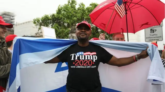 Un hombre en Londres llega una camiseta con la campaña a presidente de Trump 2020.